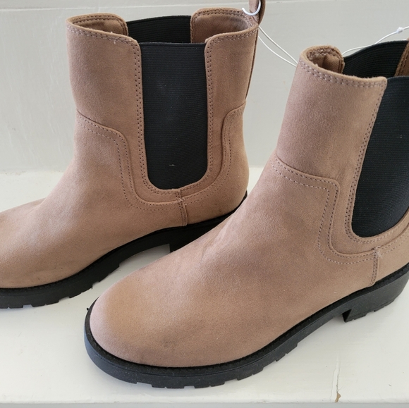 NWT Faux Suede Tan Chelsea Boot sz 8 - Picture 1 of 4